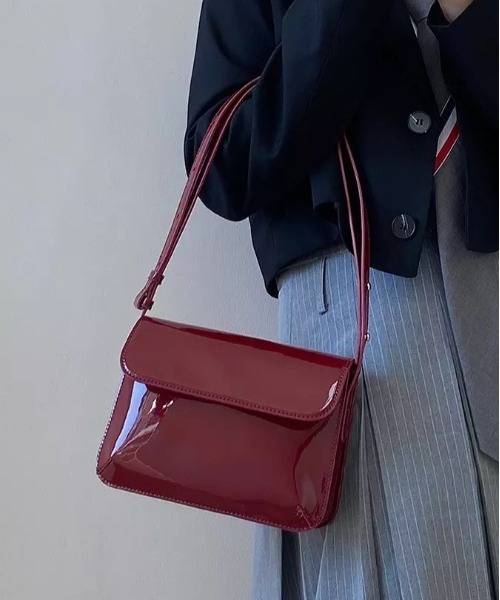 BARELY BLUE(ベアリーブルー)の「【 BARELY BLUE / ベアリーブルー 】 エナメル コンパクト ショルダーバッグ(ショルダーバッグ・レディース・ボルドー/ブラック/ブラウン・FREE)」の9枚目の写真