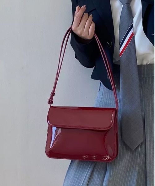 BARELY BLUE(ベアリーブルー)の「【 BARELY BLUE / ベアリーブルー 】 エナメル コンパクト ショルダーバッグ(ショルダーバッグ・レディース・ボルドー/ブラック/ブラウン・FREE)」の6枚目の写真