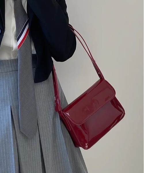 BARELY BLUE(ベアリーブルー)の「【 BARELY BLUE / ベアリーブルー 】 エナメル コンパクト ショルダーバッグ(ショルダーバッグ・レディース・ボルドー/ブラック/ブラウン・FREE)」の19枚目の写真