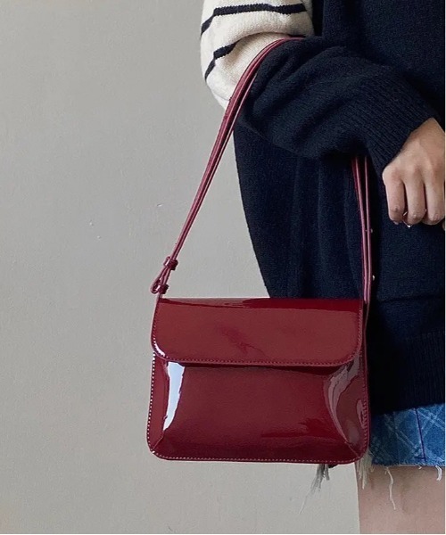 BARELY BLUE(ベアリーブルー)の「【 BARELY BLUE / ベアリーブルー 】 エナメル コンパクト ショルダーバッグ(ショルダーバッグ・レディース・ボルドー/ブラック/ブラウン・FREE)」の13枚目の写真