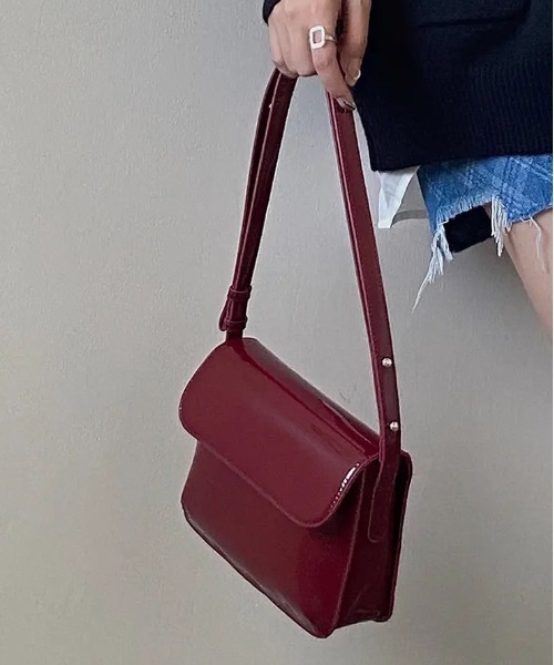 BARELY BLUE(ベアリーブルー)の「【 BARELY BLUE / ベアリーブルー 】 エナメル コンパクト ショルダーバッグ(ショルダーバッグ・レディース・ボルドー/ブラック/ブラウン・FREE)」の4枚目の写真