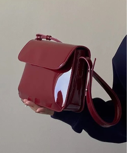 BARELY BLUE(ベアリーブルー)の「【 BARELY BLUE / ベアリーブルー 】 エナメル コンパクト ショルダーバッグ(ショルダーバッグ・レディース・ボルドー/ブラック/ブラウン・FREE)」の10枚目の写真