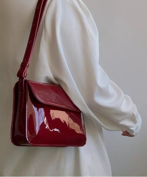 BARELY BLUE(ベアリーブルー)の「【 BARELY BLUE / ベアリーブルー 】 エナメル コンパクト ショルダーバッグ(ショルダーバッグ・レディース・ボルドー/ブラック/ブラウン・FREE)」の18枚目の写真