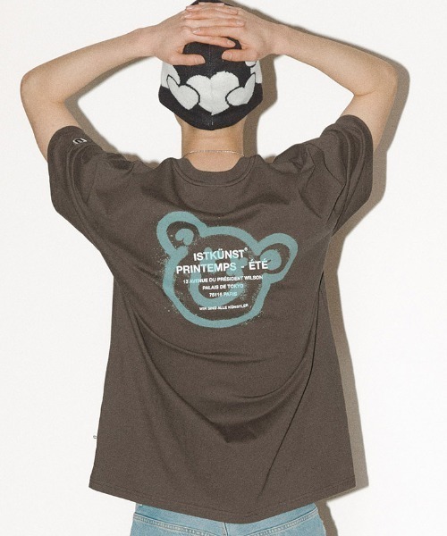 ISTKUNST（イストクンスト）の「A'GEM/9 × .kom『ISTKUNST/イストクンスト』BEAR & SMILEY TEE/ベアスマイルロゴ 半袖カットソー（Tシャツ/カットソー・メンズ・ブラック/ホワイト/イエロー/ブルー/ブラウン・M/L/S）」の3枚目の写真