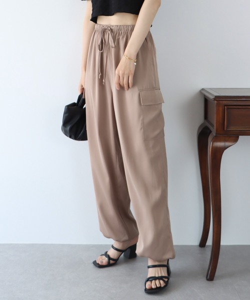 BLUEEAST（ブルーイースト）の「サテンカーゴパンツ（カーゴパンツ・レディース・ブラック/アイボリー/カーキ/ベージュ/ブラウン/グレイッシュベージュ・MEDIUM）」の5枚目の写真