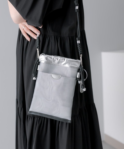 THE PURSE(ザパース )の「別注【THE PURSE(ザ・パース)】TULLEDRAWSTRING BAG S 巾着バッグ(ショルダーバッグ・レディース・シルバー/ブラック・FREE)」の2枚目の写真