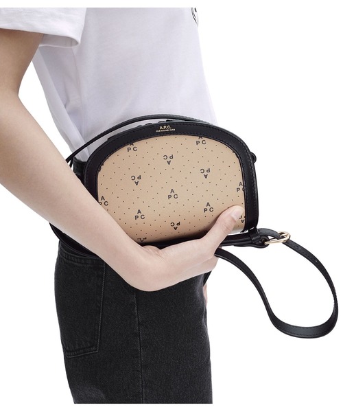 A.P.C.（アーペーセー）の「SAC DEMI-LUNE MINI 23AC（ショルダー 