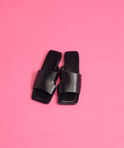 Kari & lili(カウリアンドリィリィ)の「square flat sandal(サンダル・レディース・ブラック・SMALL/MEDIUM/LARGE)」の1枚目の写真