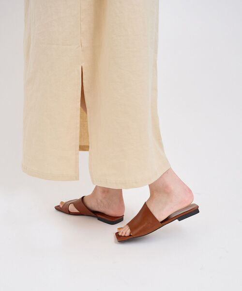 Kari & lili(カウリアンドリィリィ)の「square flat sandal(サンダル・レディース・ブラック・SMALL/MEDIUM/LARGE)」の2枚目の写真