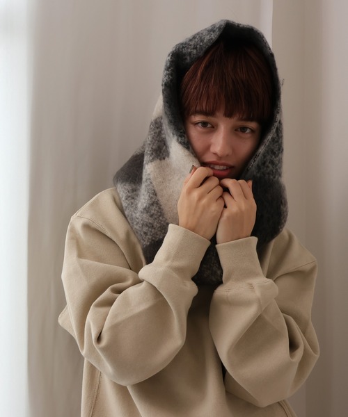 emesuelee（エメスーリー）の「ブロックチェックボリュームスヌード（ネックウォーマー/スヌード・レディース・ブラック/ブラウン/レッド・フリー）」の4枚目の写真