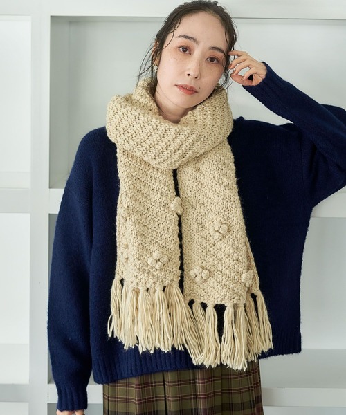 studio CLIP（スタディオクリップ）の「ポンポンフラワーニットマフラー（マフラー・レディース・マスタード/アイボリー/レッド・FREE）」の4枚目の写真