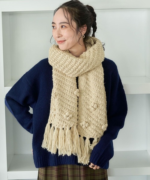 studio CLIP（スタディオクリップ）の「ポンポンフラワーニットマフラー（マフラー・レディース・マスタード/アイボリー/レッド・FREE）」の5枚目の写真