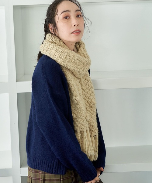 studio CLIP（スタディオクリップ）の「ポンポンフラワーニットマフラー（マフラー・レディース・マスタード/アイボリー/レッド・FREE）」の6枚目の写真