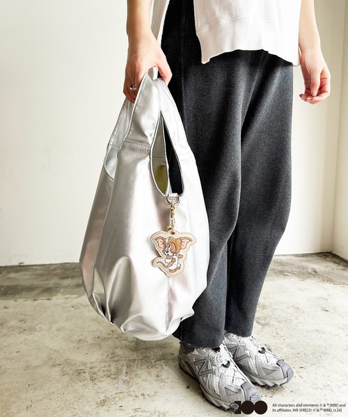 FLAPPER(フラッパー)の「FLAPPER フラッパー: トムとジェリー×グレムリン 刺繍チャーム(チャーム・レディース・ベージュ・FREE)」の2枚目の写真