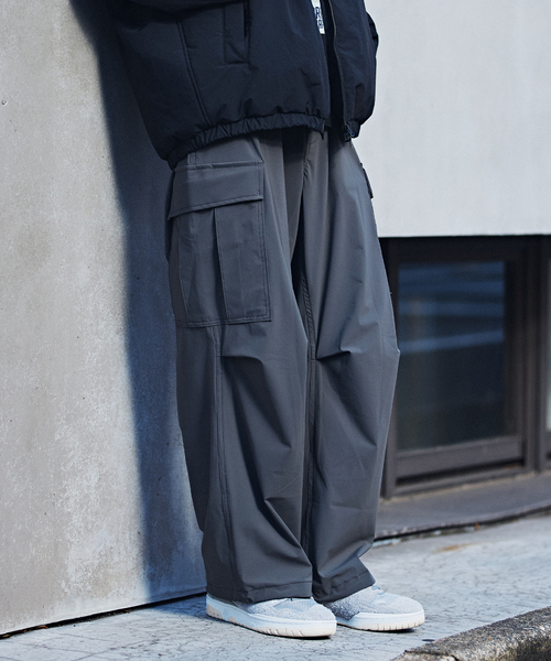 EDIFICE（エディフィス）の「ナイロントリコット HUGEASY カーゴパンツ（カーゴパンツ・メンズ・グレー/ネイビー・LARGE/MEDIUM）」の2枚目の写真