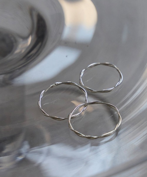 LAVEANGE（ラビアンジェ）の「ツイストスキニーシルバーリングセット/3本（リング・レディース・シルバー・M/S/L）」の2枚目の写真