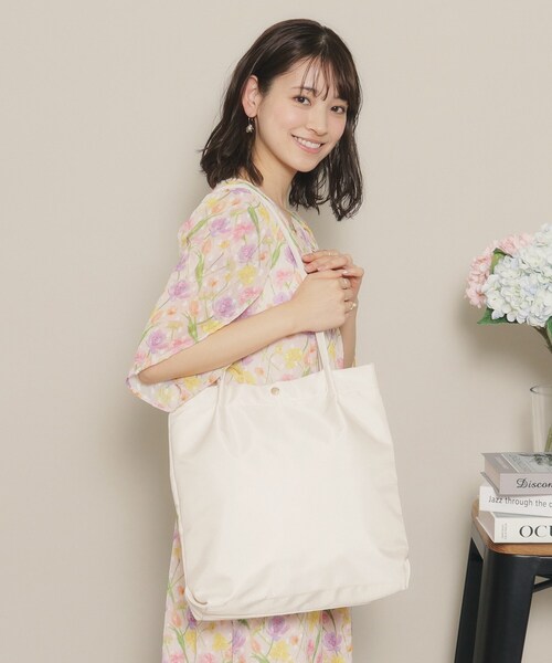 ITS'DEMO（イッツデモ）の「◆【通勤／A4対応】タックハンドル仕切り薄マチトート（トートバッグ・レディース・ライトグレー/ベージュ/ライトパープル/アイボリー/ブラック・00）」の15枚目の写真