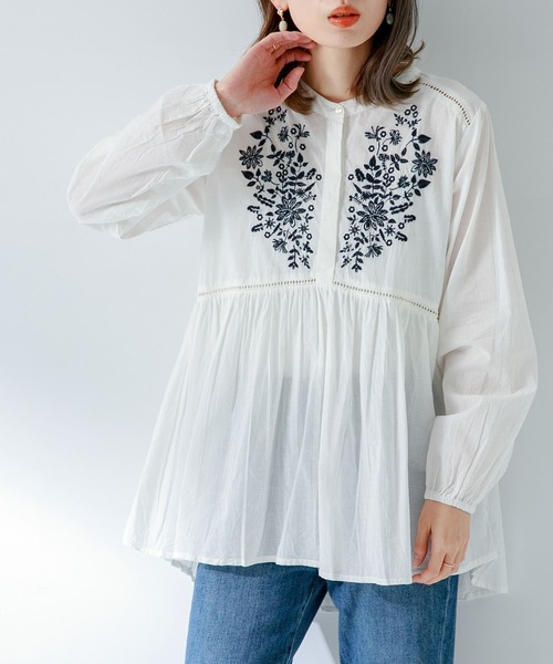URBAN RESEARCH Sonny Label(アーバンリサーチサニーレーベル)の「エアリーコットンエンブロイダリーブラウス(シャツ/ブラウス・レディース・ベージュ/オフホワイト/ブルー/ブラック・FREE)」の5枚目の写真
