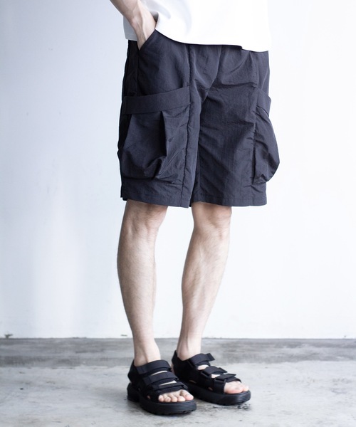 COMMON WARE(コモンウェアー)の「COMMONWARE:ナイロンワッシャー カーゴショーツ(カーゴパンツ・メンズ・ブラック/カーキ/ベージュ・XL/L/M)」の4枚目の写真