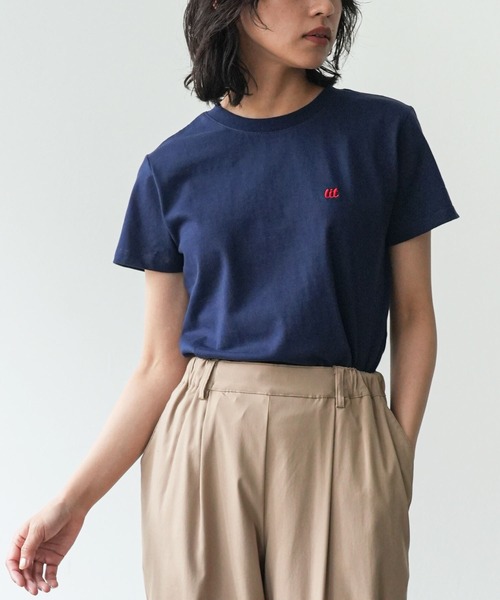 mili an deni(ミリアンデニ)の「ワンポイント刺繍Tシャツ(Tシャツ/カットソー・レディース・ネイビー/チャコールグレー/ホワイト×ブラック/ブラック/アイボリー・M)」の1枚目の写真