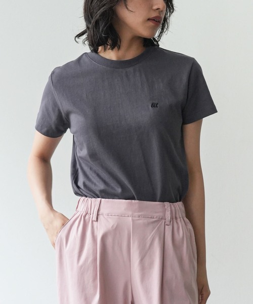 mili an deni(ミリアンデニ)の「ワンポイント刺繍Tシャツ(Tシャツ/カットソー・レディース・ネイビー/チャコールグレー/ホワイト×ブラック/ブラック/アイボリー・M)」の5枚目の写真