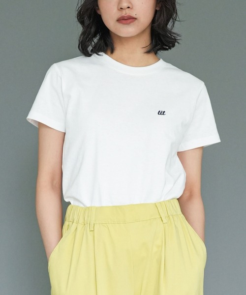 mili an deni(ミリアンデニ)の「ワンポイント刺繍Tシャツ(Tシャツ/カットソー・レディース・ネイビー/チャコールグレー/ホワイト×ブラック/ブラック/アイボリー・M)」の2枚目の写真
