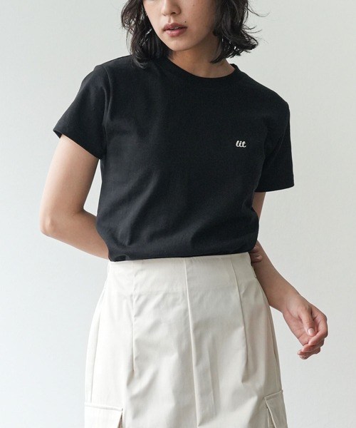 mili an deni(ミリアンデニ)の「ワンポイント刺繍Tシャツ(Tシャツ/カットソー・レディース・ネイビー/チャコールグレー/ホワイト×ブラック/ブラック/アイボリー・M)」の4枚目の写真