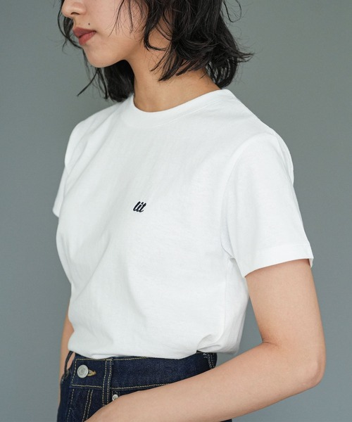 mili an deni(ミリアンデニ)の「ワンポイント刺繍Tシャツ(Tシャツ/カットソー・レディース・ネイビー/チャコールグレー/ホワイト×ブラック/ブラック/アイボリー・M)」の6枚目の写真