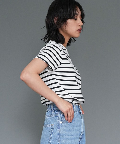 mili an deni(ミリアンデニ)の「ワンポイント刺繍Tシャツ(Tシャツ/カットソー・レディース・ネイビー/チャコールグレー/ホワイト×ブラック/ブラック/アイボリー・M)」の9枚目の写真