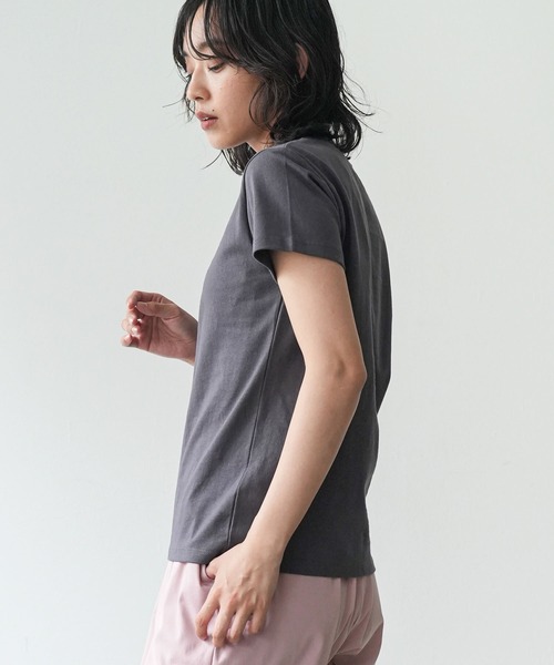 mili an deni(ミリアンデニ)の「ワンポイント刺繍Tシャツ(Tシャツ/カットソー・レディース・ネイビー/チャコールグレー/ホワイト×ブラック/ブラック/アイボリー・M)」の13枚目の写真