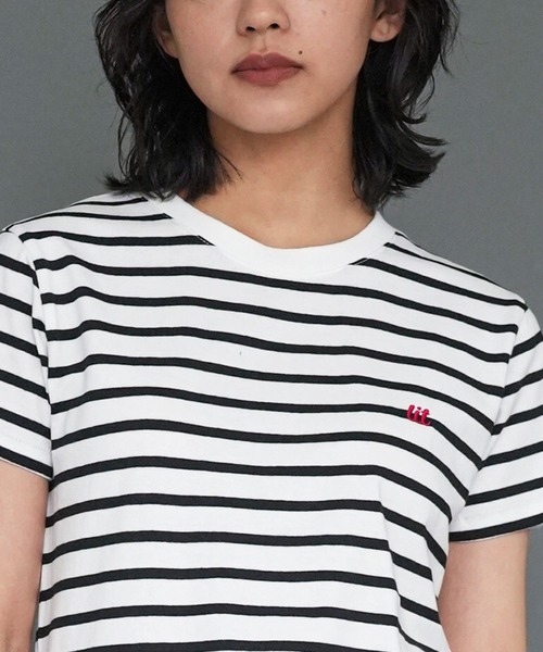 mili an deni(ミリアンデニ)の「ワンポイント刺繍Tシャツ(Tシャツ/カットソー・レディース・ネイビー/チャコールグレー/ホワイト×ブラック/ブラック/アイボリー・M)」の19枚目の写真