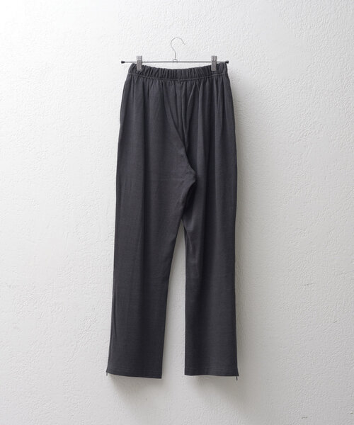 WHIMSIC（ウィムジック）の「【UNISEX/2サイズ展開】プレーティングジャージーステッチトラックパンツ（その他パンツ・メンズ・シルバー/チャコールグレー・1/2）」の4枚目の写真