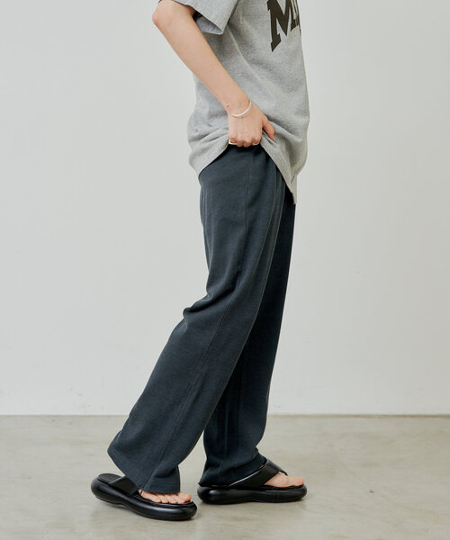 WHIMSIC（ウィムジック）の「【UNISEX/2サイズ展開】プレーティングジャージーステッチトラックパンツ（その他パンツ・メンズ・シルバー/チャコールグレー・1/2）」の6枚目の写真