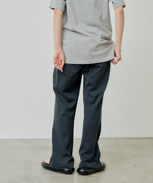 WHIMSIC（ウィムジック）の「【UNISEX/2サイズ展開】プレーティングジャージーステッチトラックパンツ（その他パンツ・メンズ・シルバー/チャコールグレー・1/2）」の7枚目の写真