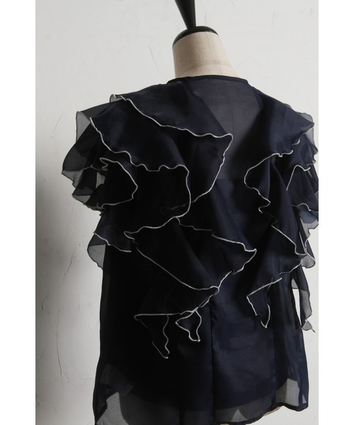 tocco closet(トッコ クローゼット)の「キャミソール付きパールボタン配色ラッフルフリルオーガンジーブラウス(シャツ/ブラウス・レディース・グレイッシュブルー/ベージュ/ネイビー・M)」の20枚目の写真