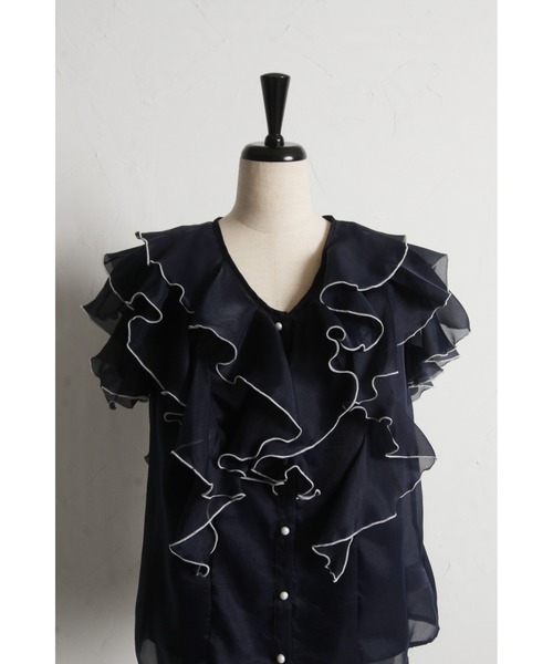 tocco closet(トッコ クローゼット)の「キャミソール付きパールボタン配色ラッフルフリルオーガンジーブラウス(シャツ/ブラウス・レディース・グレイッシュブルー/ベージュ/ネイビー・M)」の21枚目の写真