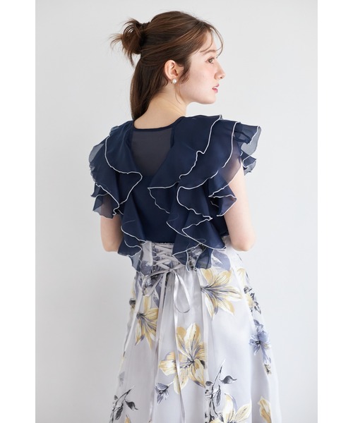 tocco closet(トッコ クローゼット)の「キャミソール付きパールボタン配色ラッフルフリルオーガンジーブラウス(シャツ/ブラウス・レディース・グレイッシュブルー/ベージュ/ネイビー・M)」の4枚目の写真