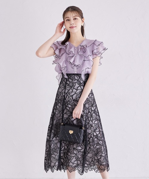 tocco closet(トッコ クローゼット)の「キャミソール付きパールボタン配色ラッフルフリルオーガンジーブラウス(シャツ/ブラウス・レディース・グレイッシュブルー/ベージュ/ネイビー・M)」の7枚目の写真
