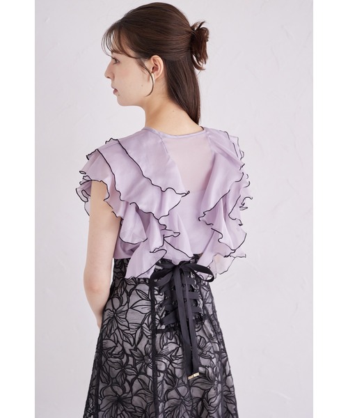 tocco closet(トッコ クローゼット)の「キャミソール付きパールボタン配色ラッフルフリルオーガンジーブラウス(シャツ/ブラウス・レディース・グレイッシュブルー/ベージュ/ネイビー・M)」の11枚目の写真