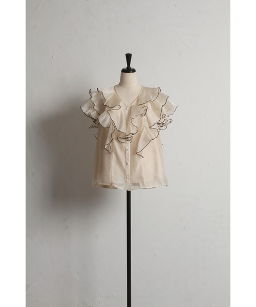 tocco closet(トッコ クローゼット)の「キャミソール付きパールボタン配色ラッフルフリルオーガンジーブラウス(シャツ/ブラウス・レディース・グレイッシュブルー/ベージュ/ネイビー・M)」の15枚目の写真