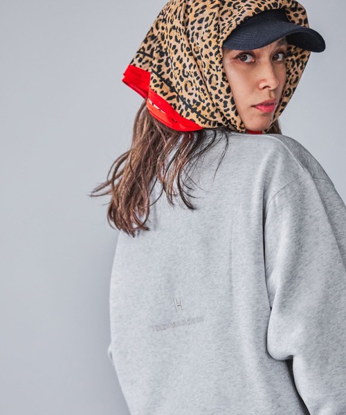 HEREIAM(ヘレイアム)の「【HEREIAM】ユニセックス/ワッペンロゴ裏起毛トレーナー(スウェット・レディース・モスグリーン/ブラック/ヘザーグレー/バイオレット・MEDIUM/LARGE)」の3枚目の写真