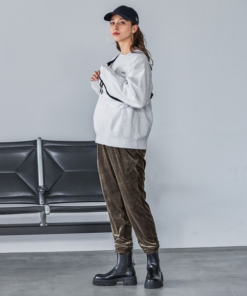 HEREIAM(ヘレイアム)の「【HEREIAM】ユニセックス/ワッペンロゴ裏起毛トレーナー(スウェット・レディース・モスグリーン/ブラック/ヘザーグレー/バイオレット・MEDIUM/LARGE)」の19枚目の写真