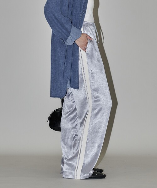 PUBLUX(パブリュクス)の「PUBLUX/パブリュクス ライン入サテンパンツ 限定展開(その他パンツ・レディース・グレー/ブラック/ピンク・フリ-)」の3枚目の写真