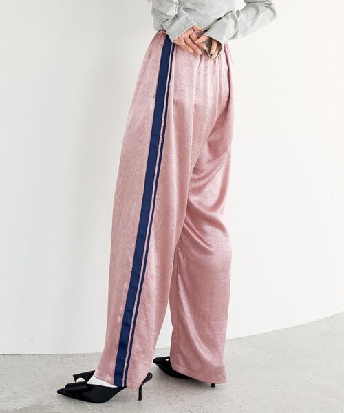 PUBLUX(パブリュクス)の「PUBLUX/パブリュクス ライン入サテンパンツ 限定展開(その他パンツ・レディース・グレー/ブラック/ピンク・フリ-)」の4枚目の写真