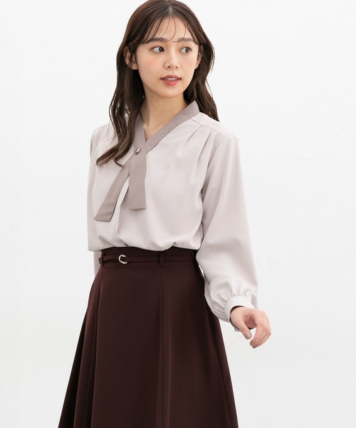 Honeys(ハニーズ)の「配色ボウタイブラウス(シャツ/ブラウス・レディース・グレイッシュベージュ/ラベンダー/アイボリー/ネイビー・LL/3L/S/M/L)」の3枚目の写真