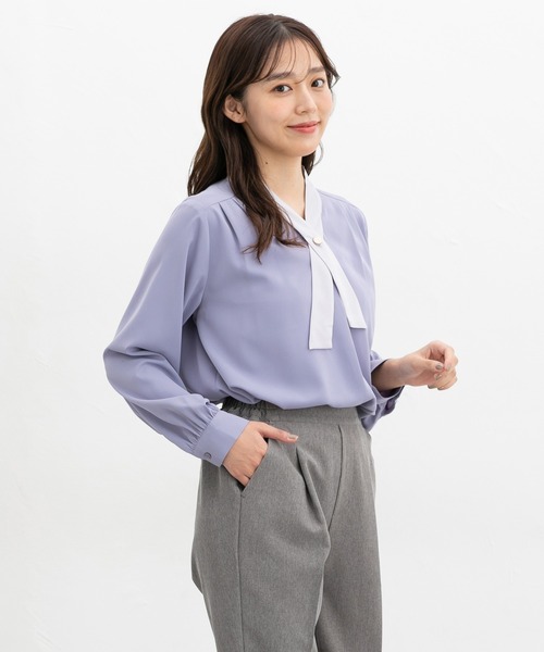 Honeys(ハニーズ)の「配色ボウタイブラウス(シャツ/ブラウス・レディース・グレイッシュベージュ/ラベンダー/アイボリー/ネイビー・LL/3L/S/M/L)」の12枚目の写真