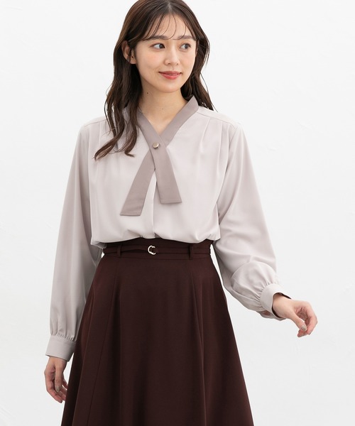 Honeys(ハニーズ)の「配色ボウタイブラウス(シャツ/ブラウス・レディース・グレイッシュベージュ/ラベンダー/アイボリー/ネイビー・LL/3L/S/M/L)」の14枚目の写真