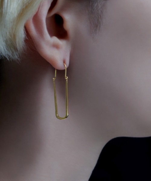 YArKA（ヤーカ）の「【YArKA/ヤーカ】rectangle without corners earing(pierce)[twrp4] /  丸み長方形ピアス（ピアス（両耳用）・メンズ・ゴールド・FREE）」の7枚目の写真