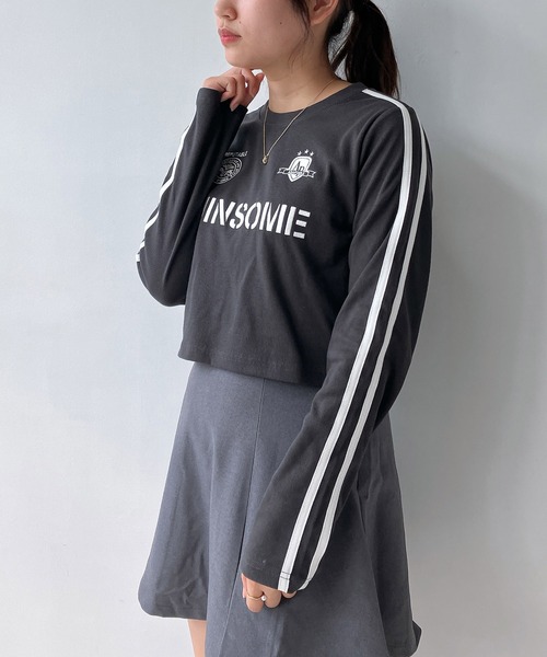 AS KNOW AS plus（アズノゥアズプラス）の「◇袖ラインゲームシャツ ロゴ刺繍 テレコリブプルオーバー（Tシャツ/カットソー・レディース・チャコールグレー/アイボリー/グリーン/レッド/ベージュ系/グレー系/アイボリー系/ネイビー系・FREE）」の3枚目の写真