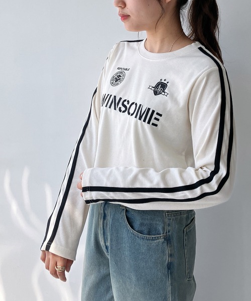 AS KNOW AS plus（アズノゥアズプラス）の「◇袖ラインゲームシャツ ロゴ刺繍 テレコリブプルオーバー（Tシャツ/カットソー・レディース・チャコールグレー/アイボリー/グリーン/レッド/ベージュ系/グレー系/アイボリー系/ネイビー系・FREE）」の2枚目の写真